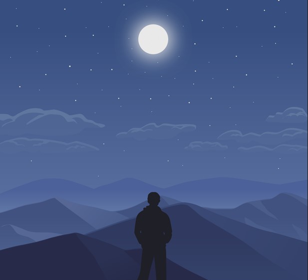 산 위에 서있는 남자가 하늘에 떠있는 달을 바라보고있는 뒷모습을 찍은 사진