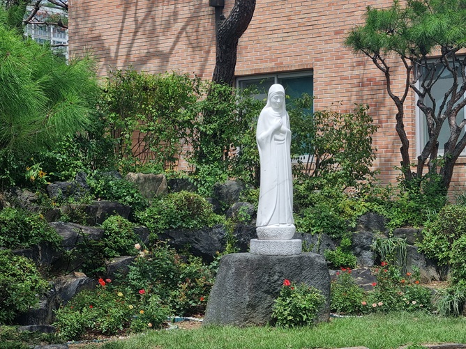 충주 안림동성당 성모동산 성모상 사진