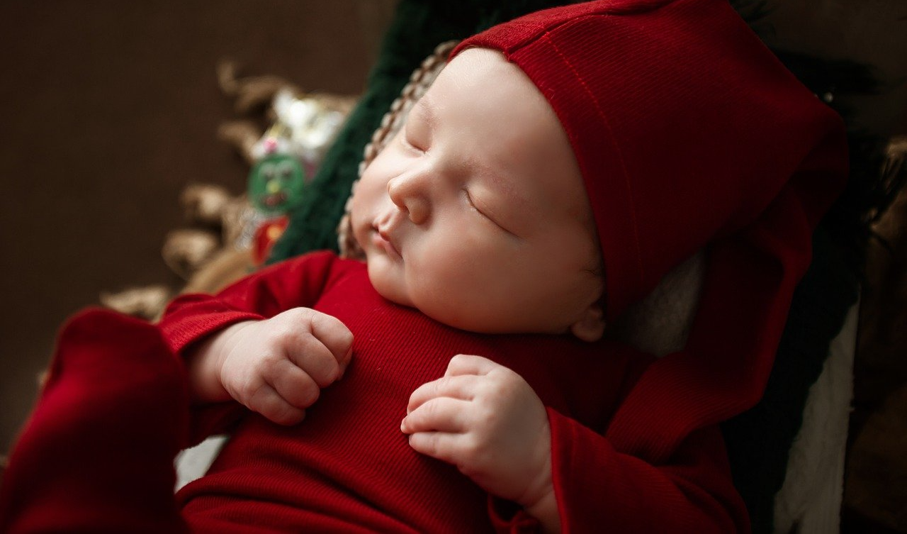 잠을 자고 있는 아기의 모습