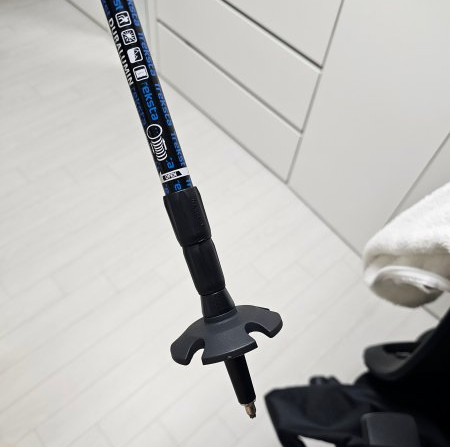 등산스틱 하단 커버 장착 모습