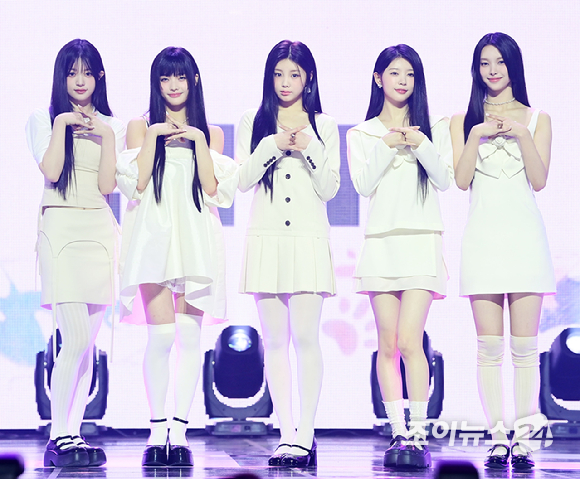 그룹 아일릿이 25일 서울 용산구 블루스퀘어 마스터카드홀에서 열린 아일릿(ILLIT) 미니 1집 &#39;SUPER REAL ME&#39; 발매 기념 데뷔 쇼케이스에 참석하고 있다. [사진=정소희 기자]