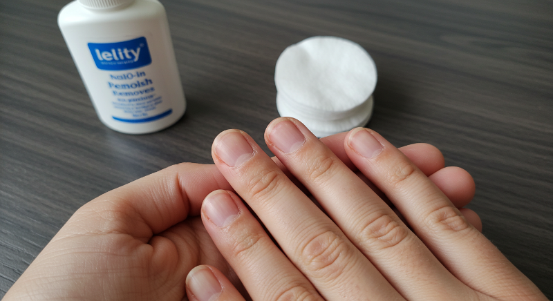 손톱을 보호하기 위해 베이스코트를 꼭 바릅니다.