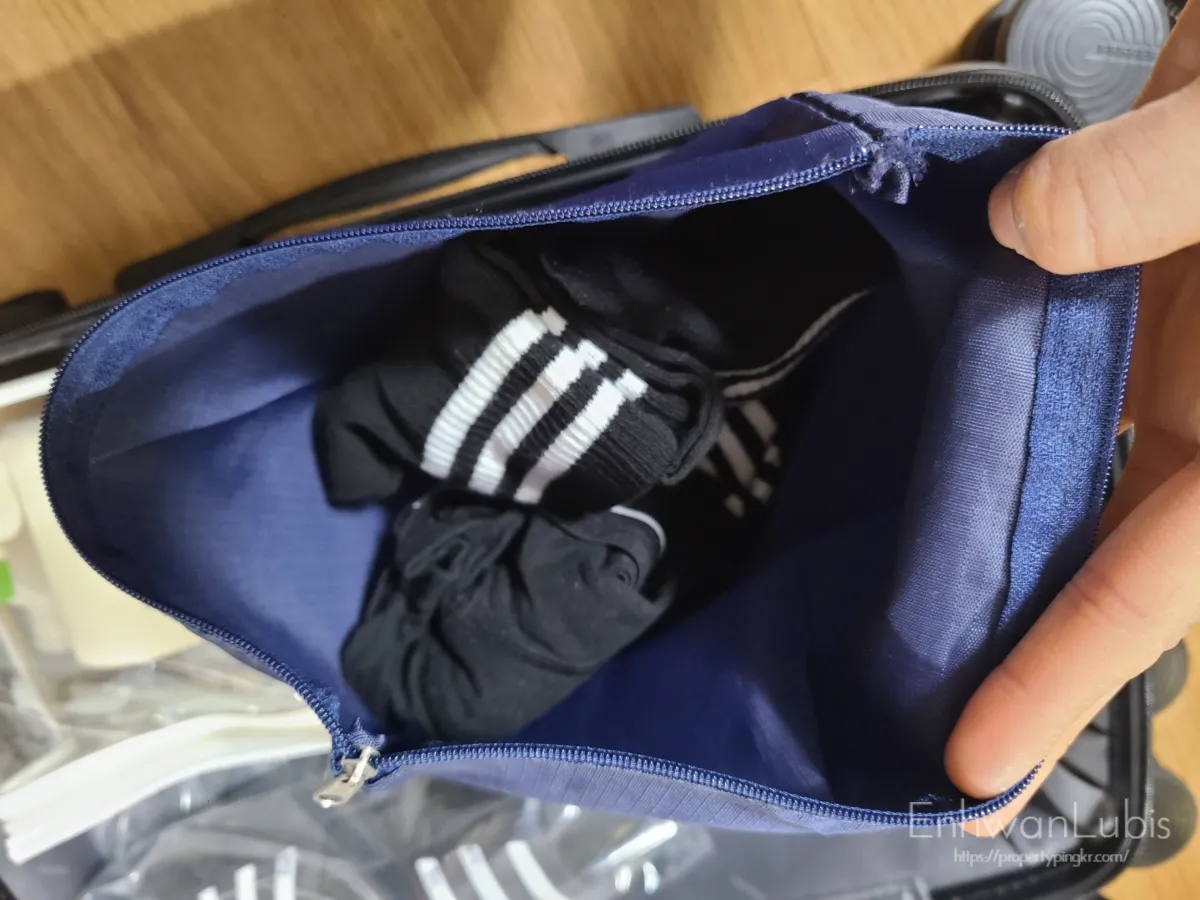 남색-파우치안에-검은색양말-속옷-여러개