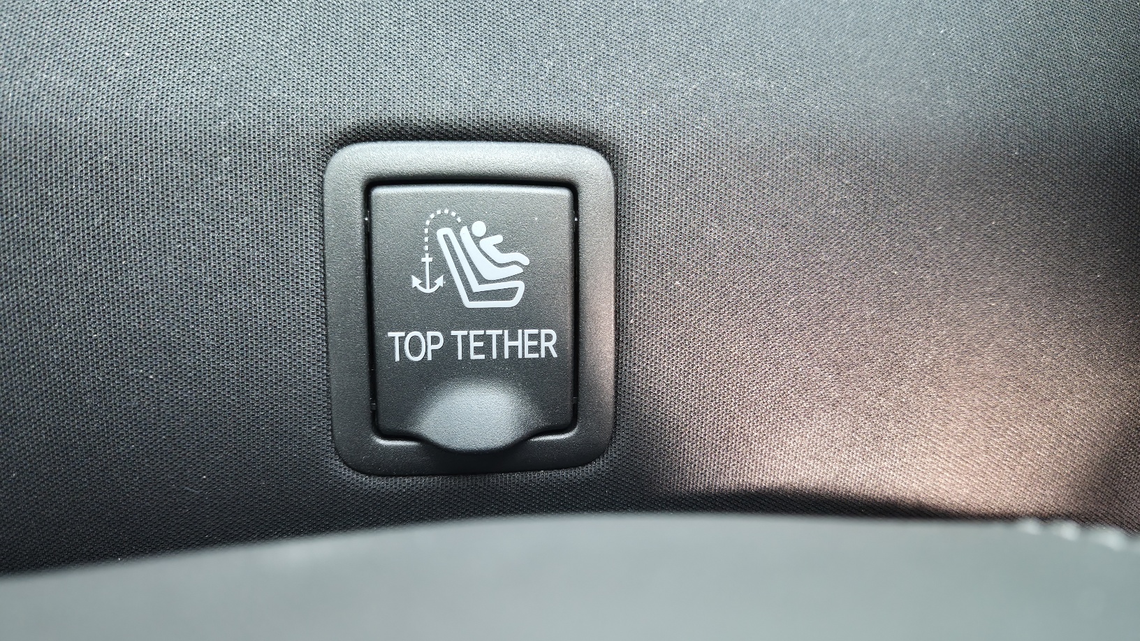 차량 뒷좌석 상단의 TOP TETHER 커버