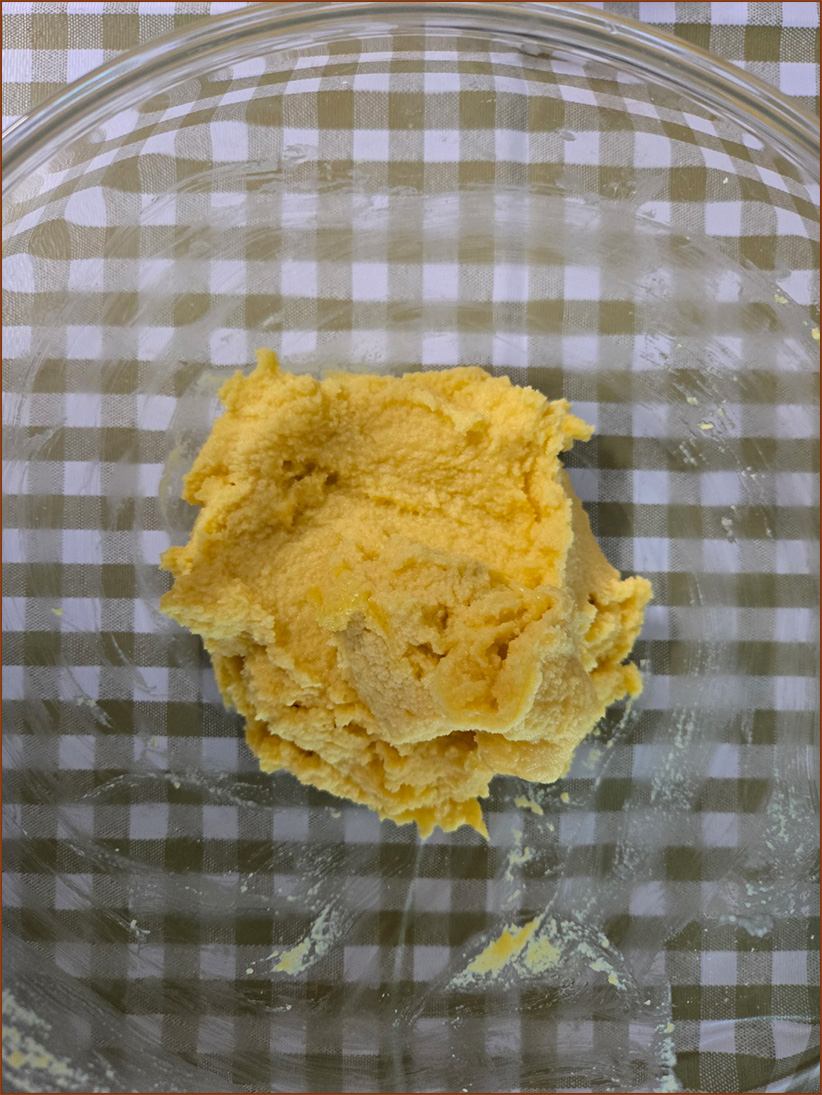 반죽에 버터와 생크림을 섞은 모습의 이미지