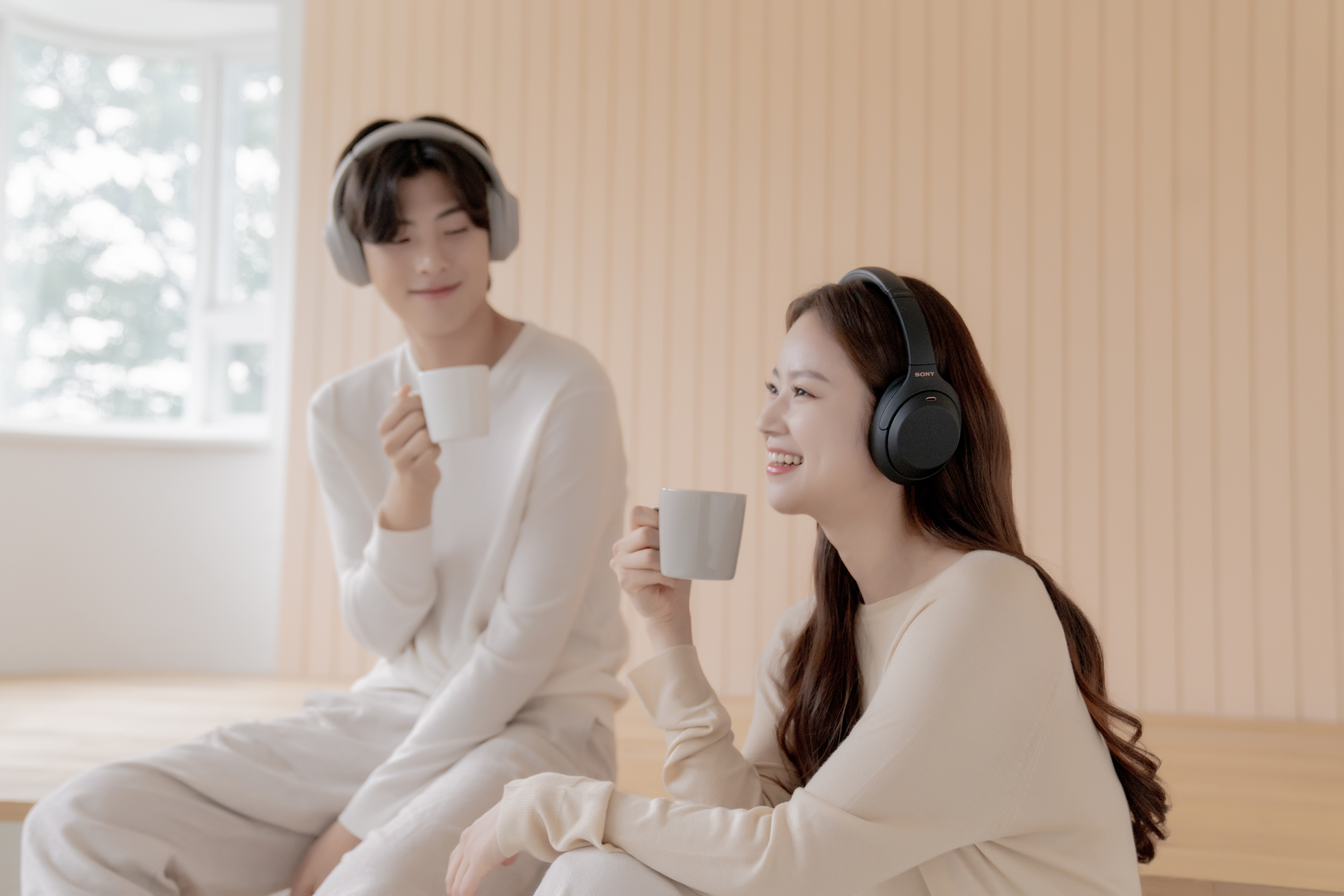 소니 노이즈캔슬링헤드폰 WH-1000XM4를 착용하며 휴식을 취하는 모습