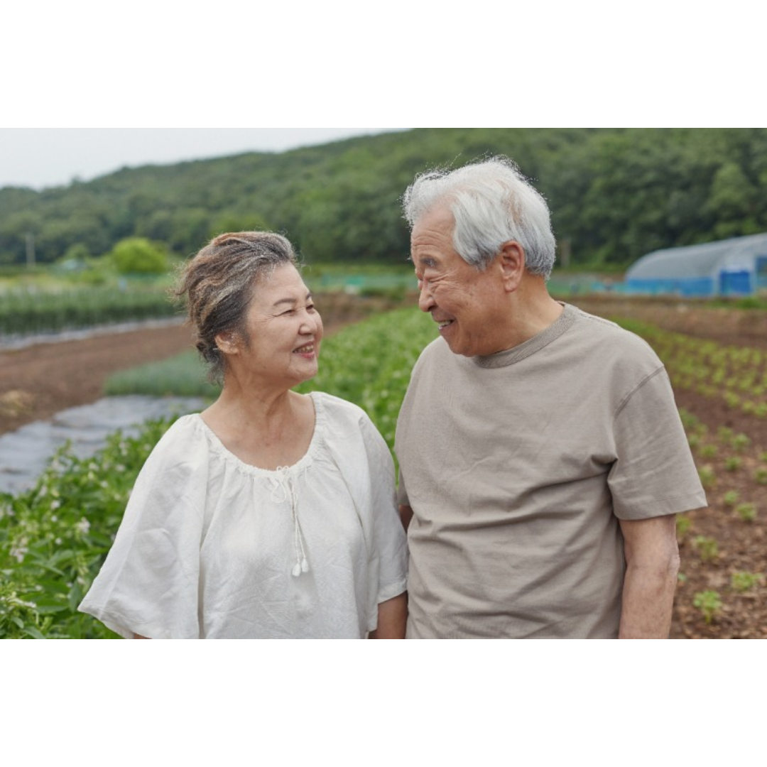 노부부가 서로를 보고 웃고 있다.