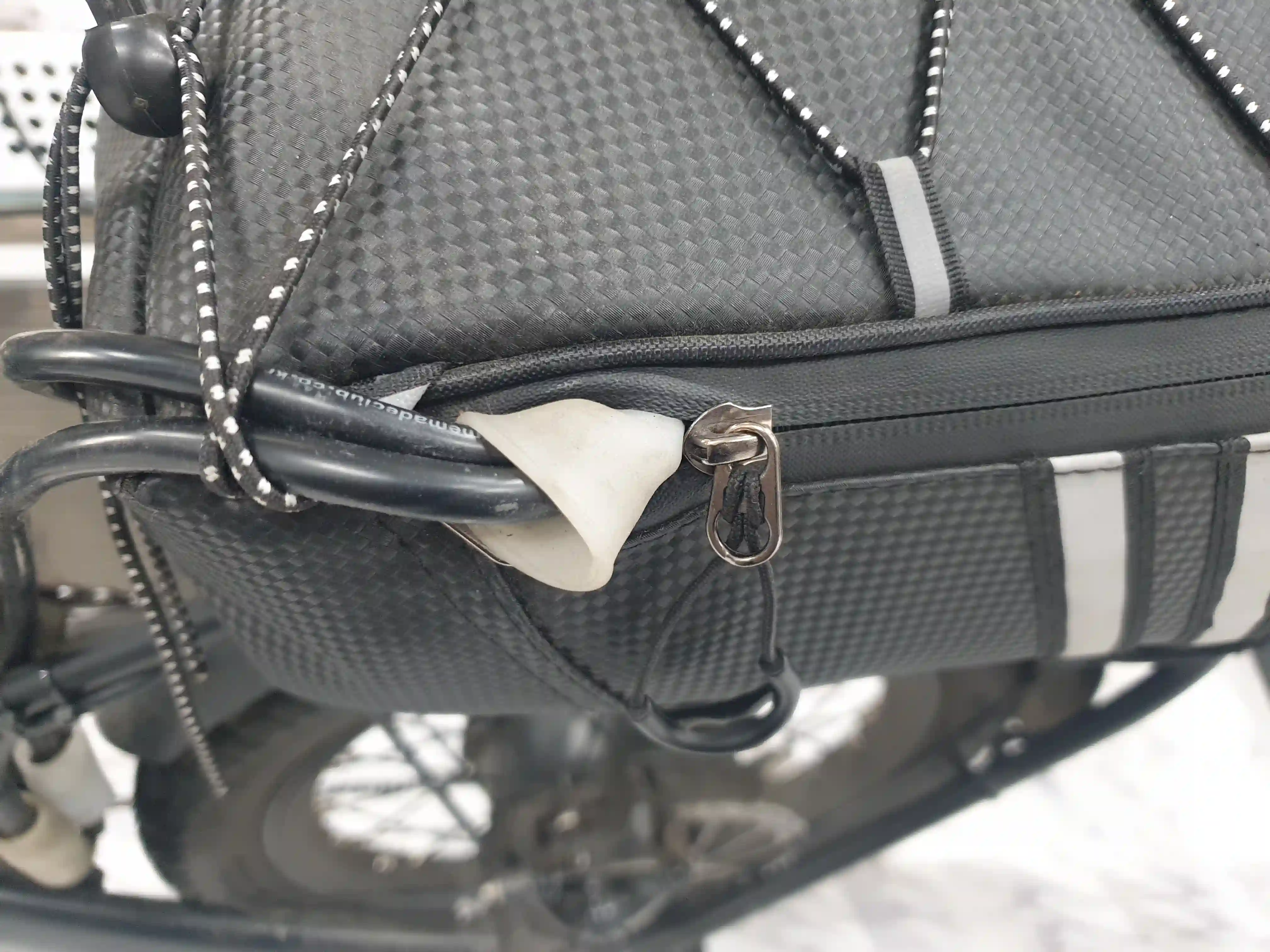 가방 지퍼 여닫이 부분에 실리콘 보호대로 감싸주기