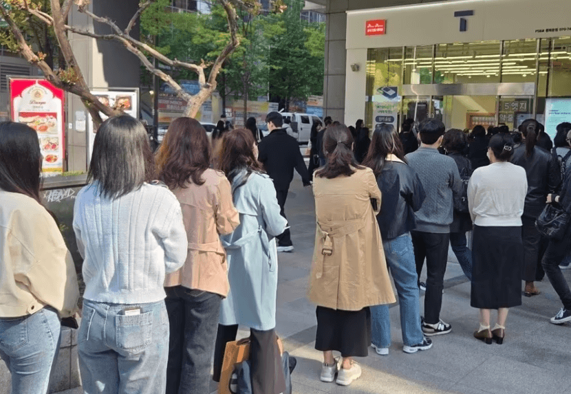 SK 텔레콤 매장 앞에서 유심 교체를 위해 줄 서서 대기 중인 사람들 모습