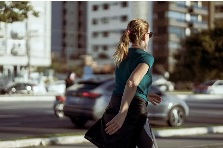 걷기 운동하는 여성