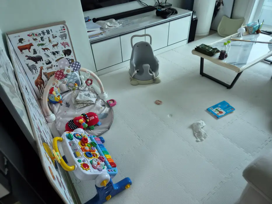 외출 준비로 어수선한 거실