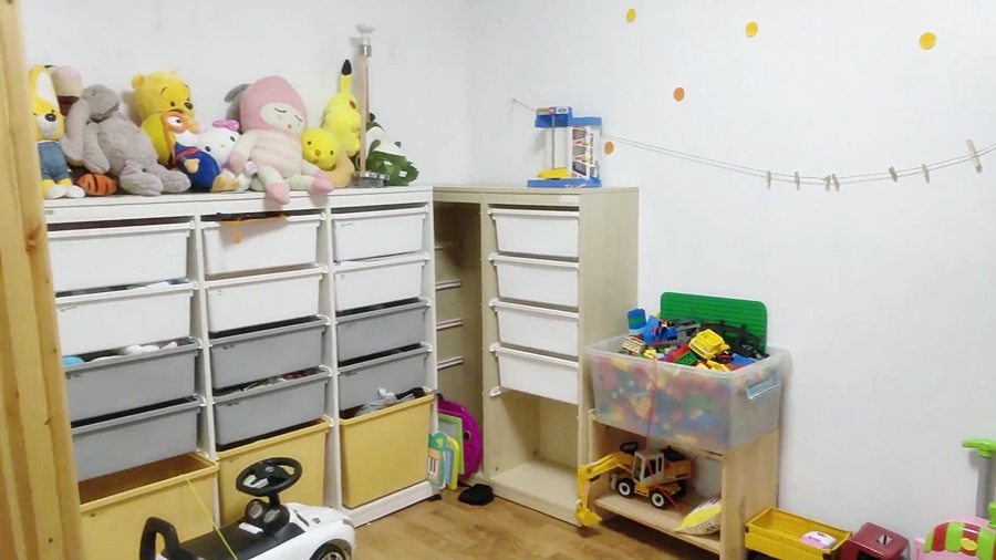 하얀색 원래 샘키즈옆 주워온 나무색 샘키즈