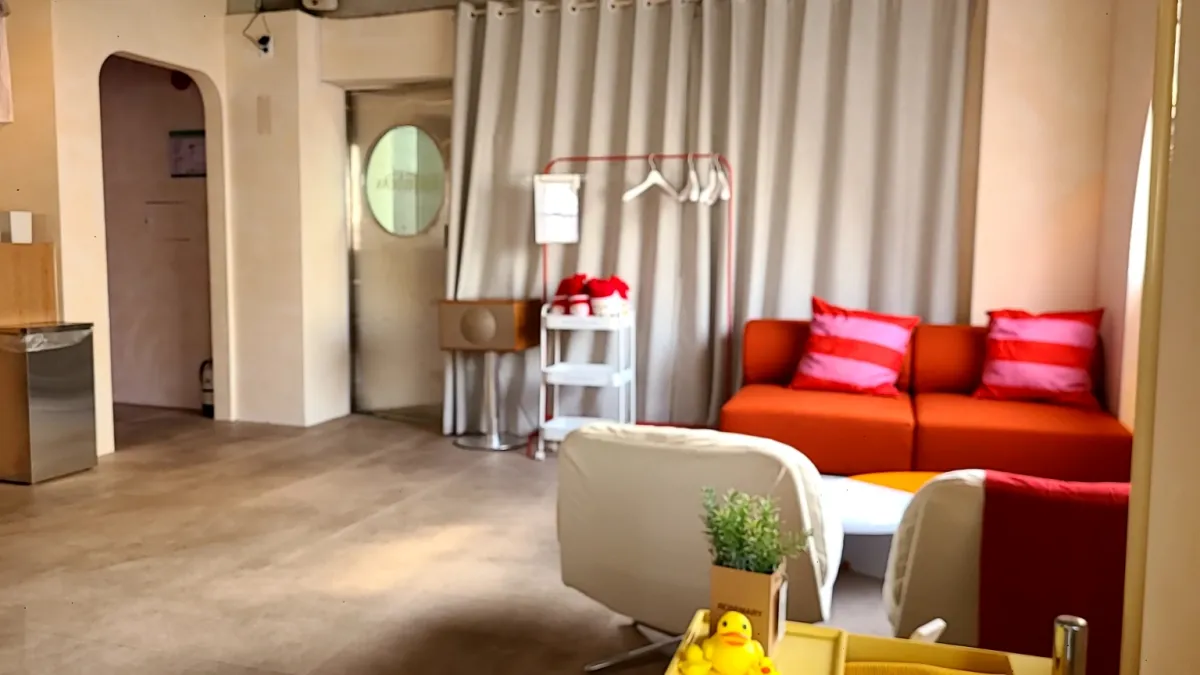 상도역-카페레인보우내부-빨간쇼파와-테이블좌석