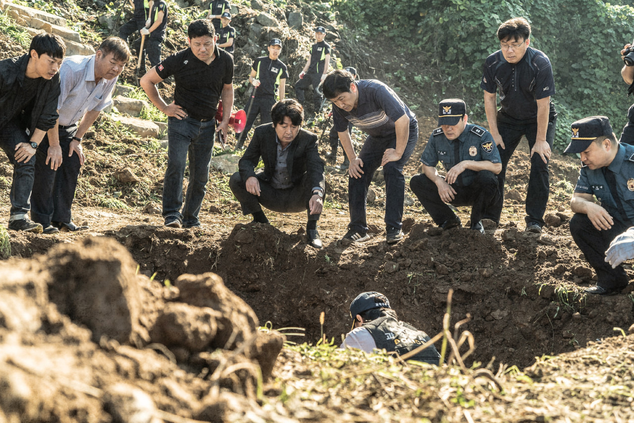 묻힌 진실의 무게, 끝없는 추적, 그리고 잊힌 자들의 이름을 위한 사투 — '암수살인' 속 대화, 형사, 피해자