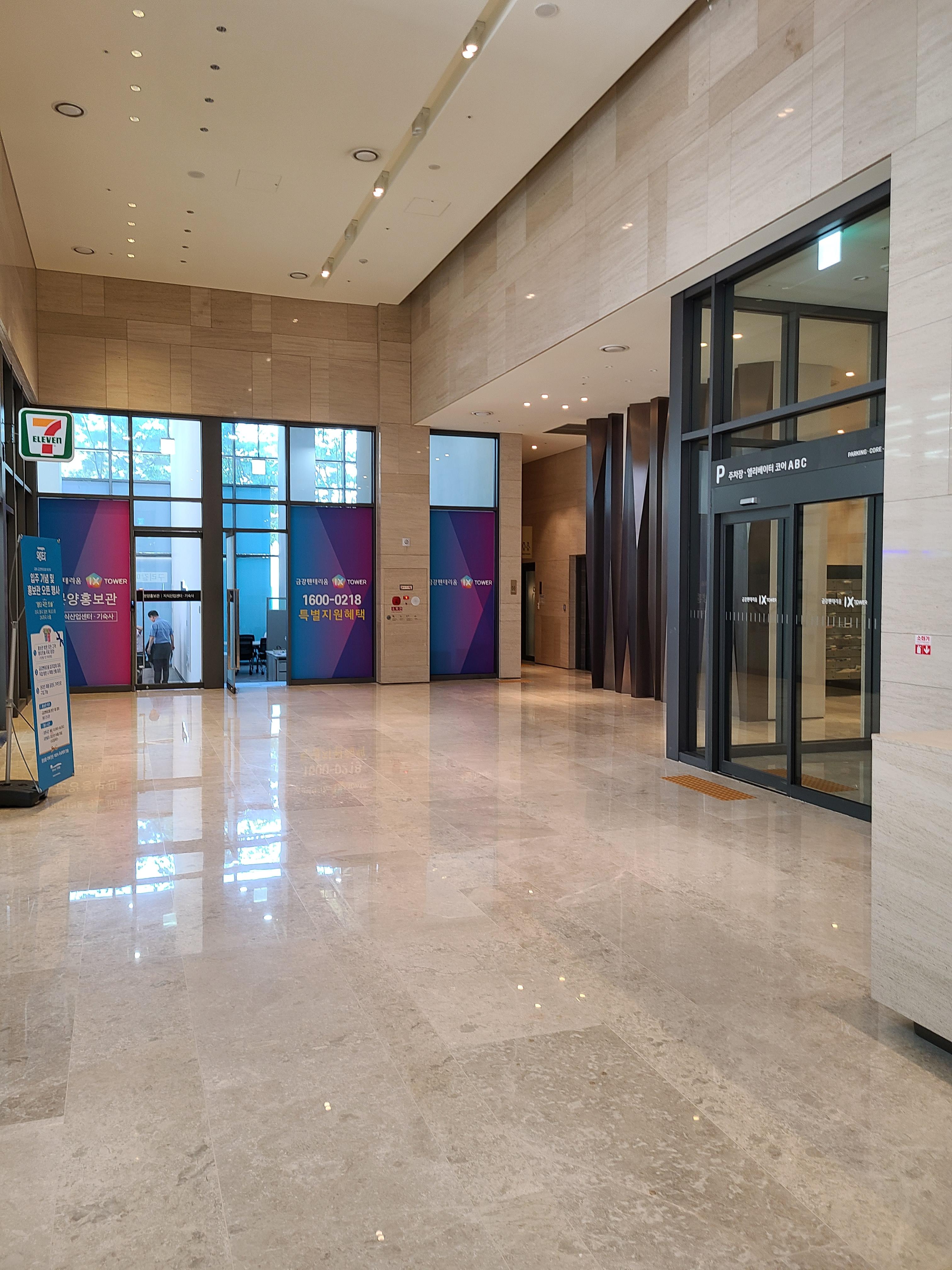 금강펜테리움 IX타워 1층 내부2