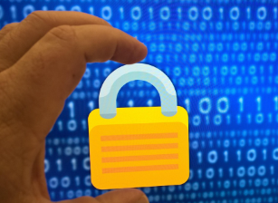 자물쇠를 손에 쥐고 있음