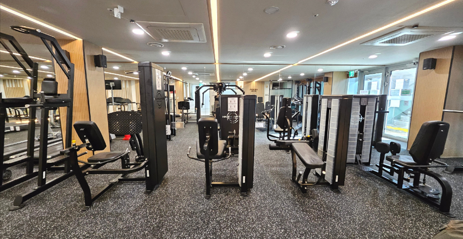 헬스장안 기구 사진