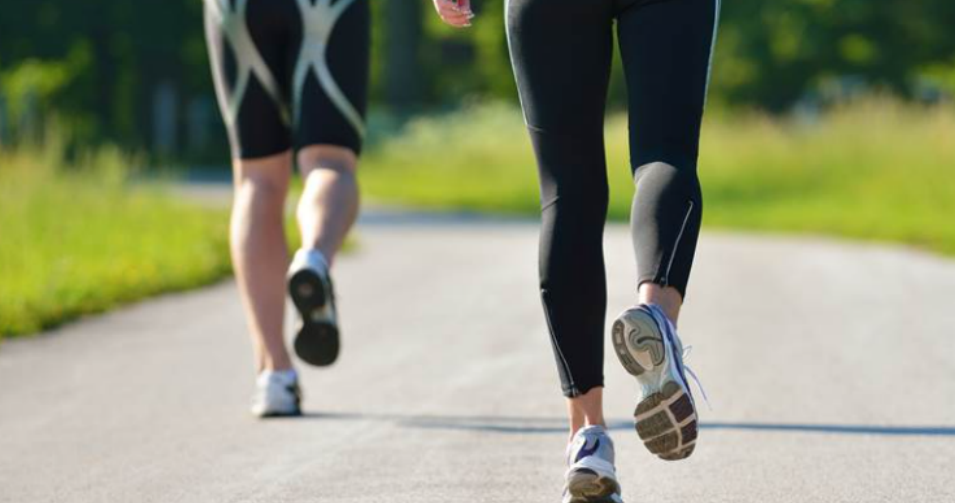 걷고 있는 두 사람