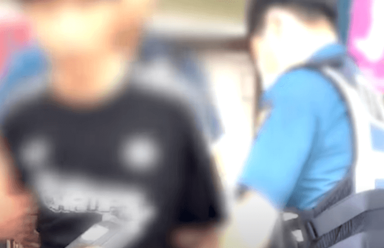 음주 운전자가 체포되고 있는 장면