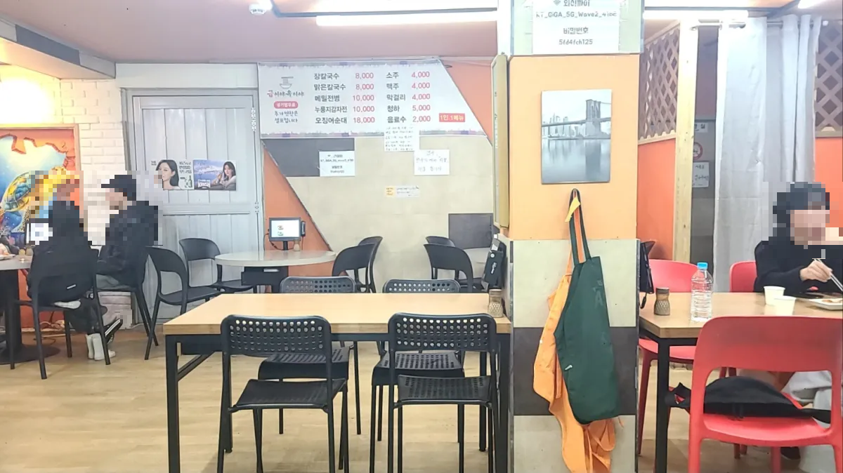 속초-금이야옥이야식당내부-테이블에앉아-식사하는사람들