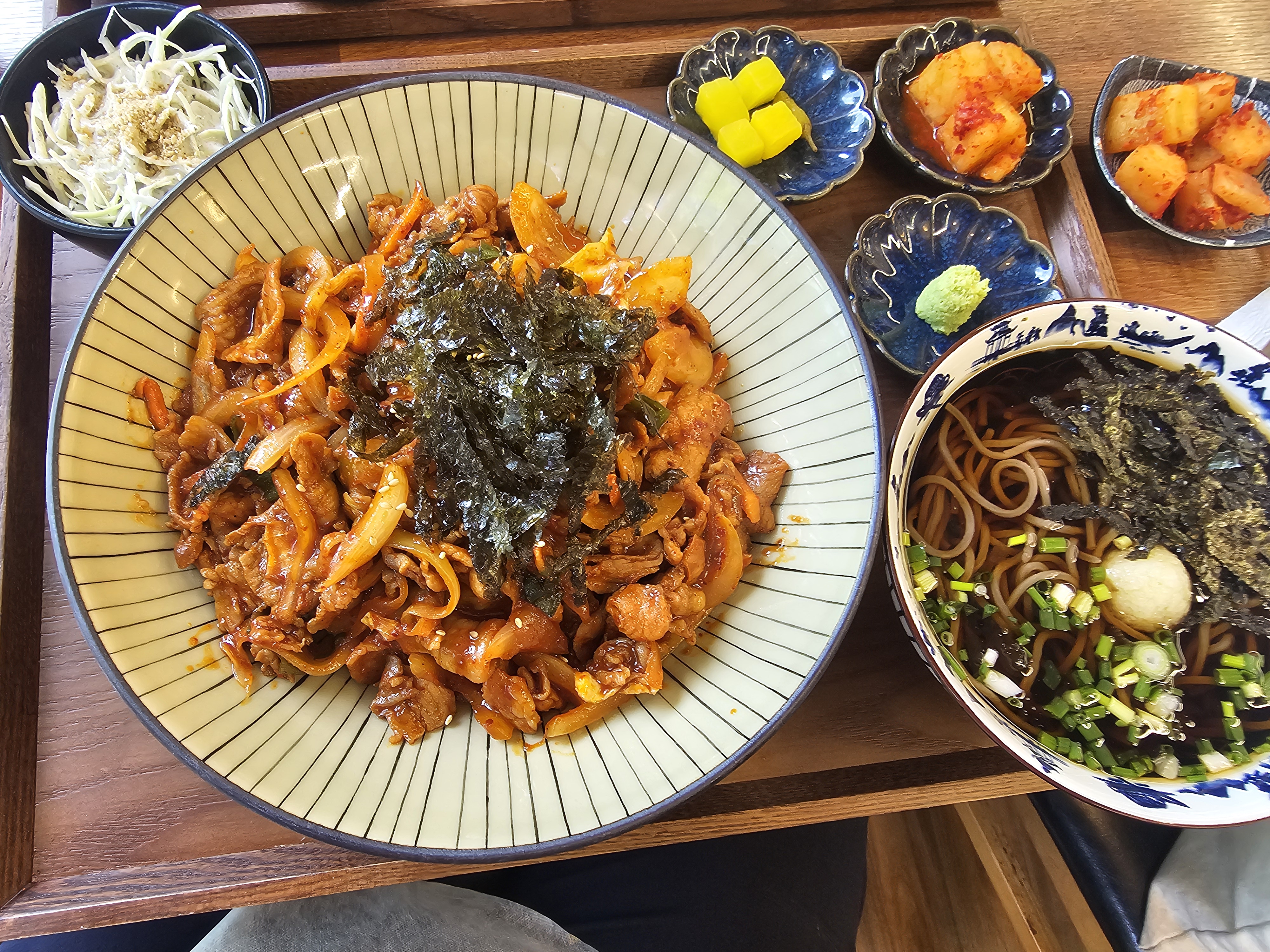 바르원밀면돈까스 제육볶음 세트 한 상