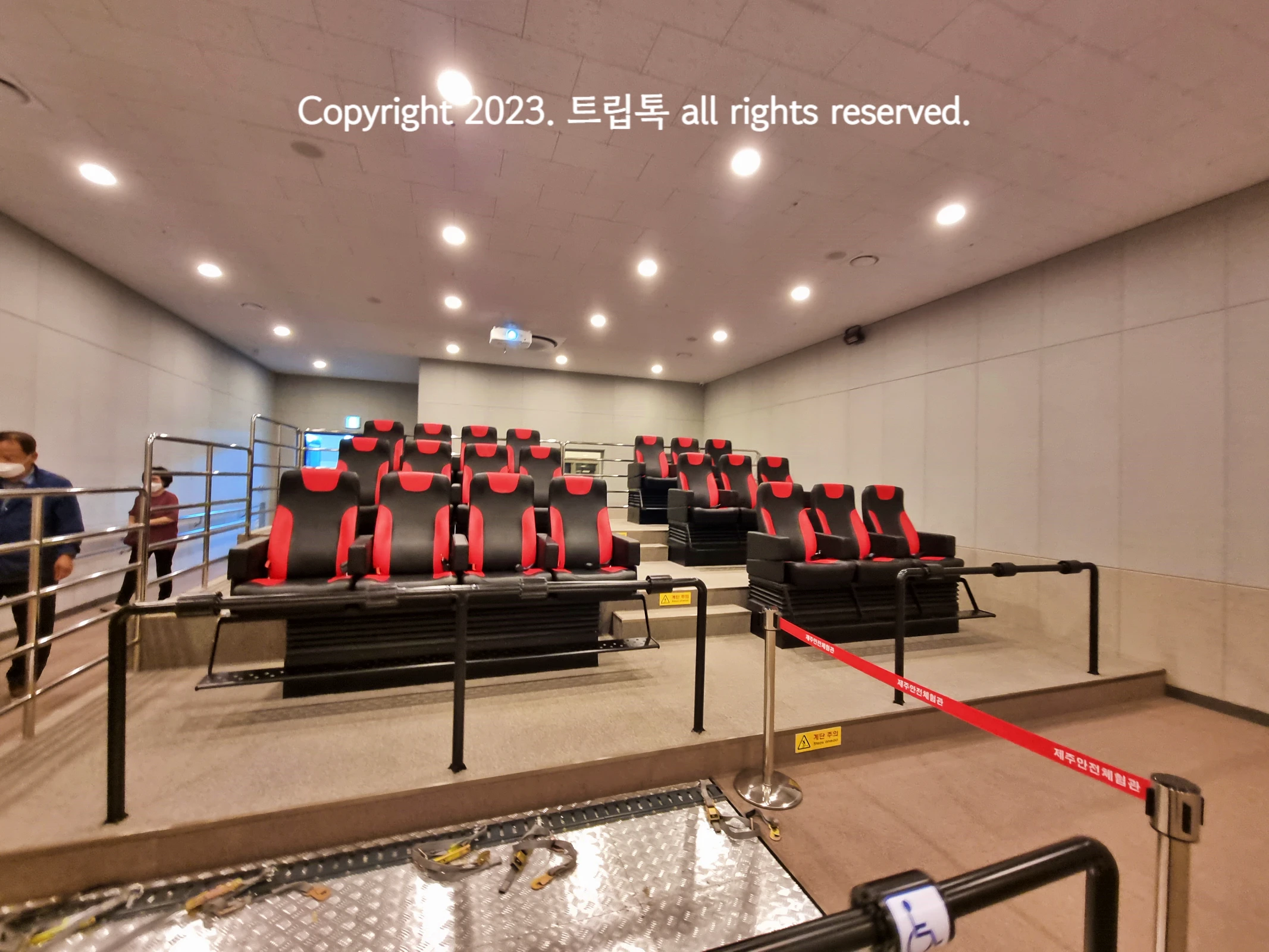 까만색과 빨간색 등받이로 이루어진 의자들의 모습