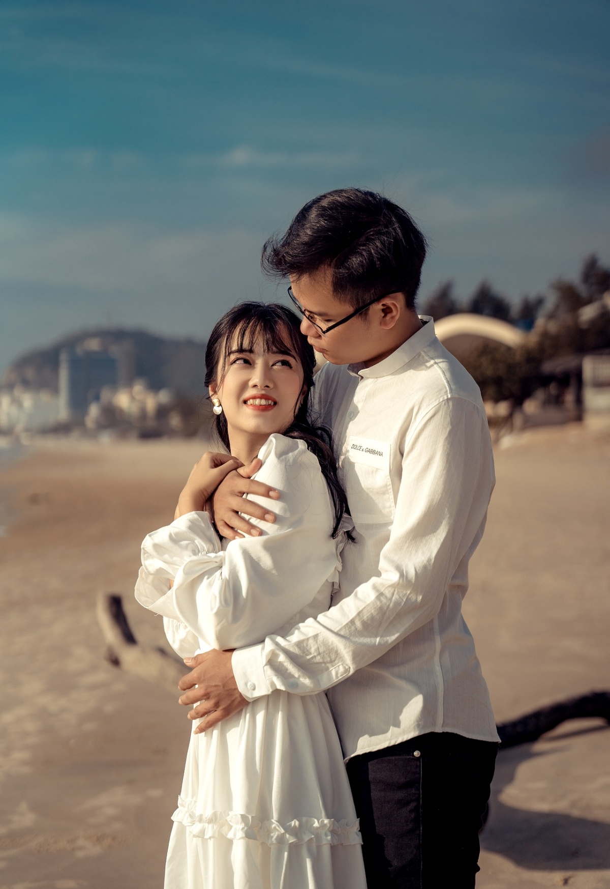 백허그하고 있는 남녀