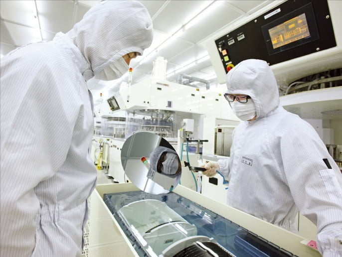 SK실트론 직원들이 웨이퍼 제품을 살피고 있다.