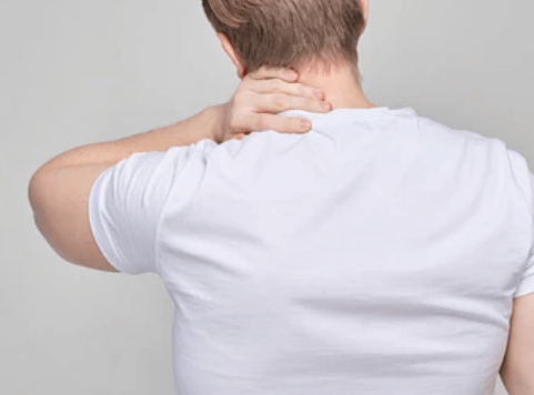 컴퓨터-앞에서-뒷목을-잡은-여성