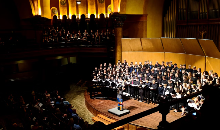 합창하고 있는 사진