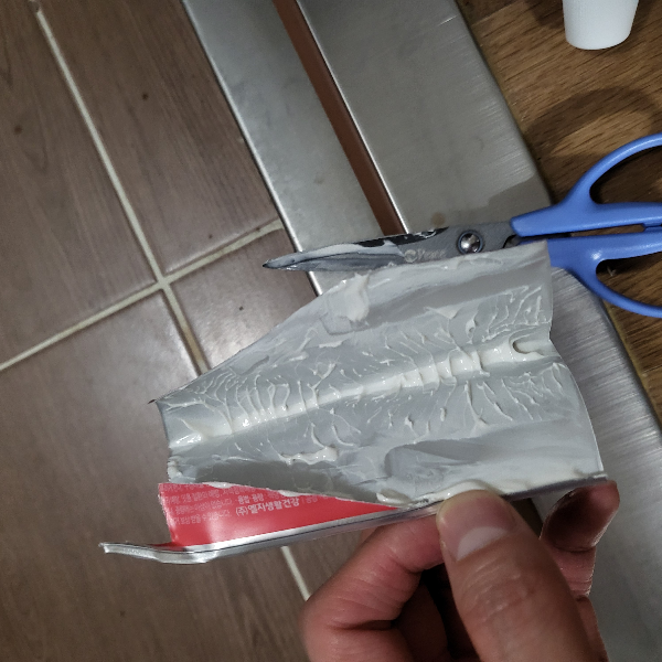 튜프-치약-잘라서-준비