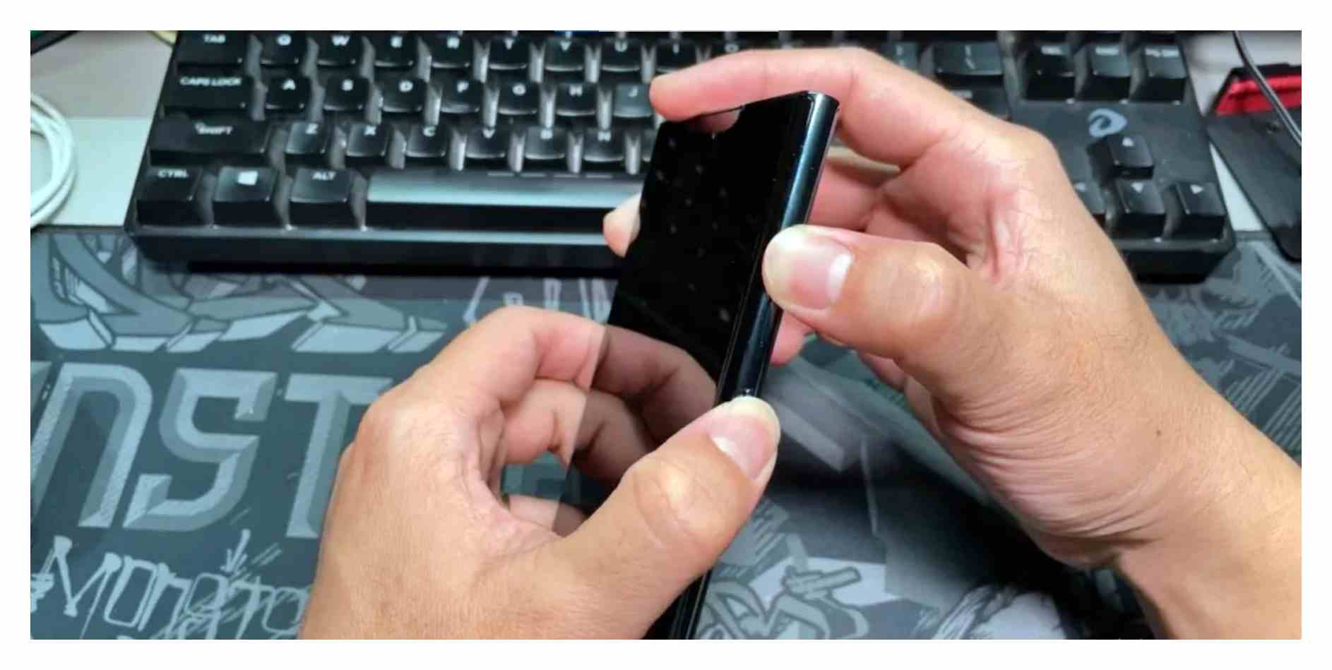 갤럭시 스마트폰 버튼 조합으로 리커버리 진입을 준비하는 모습