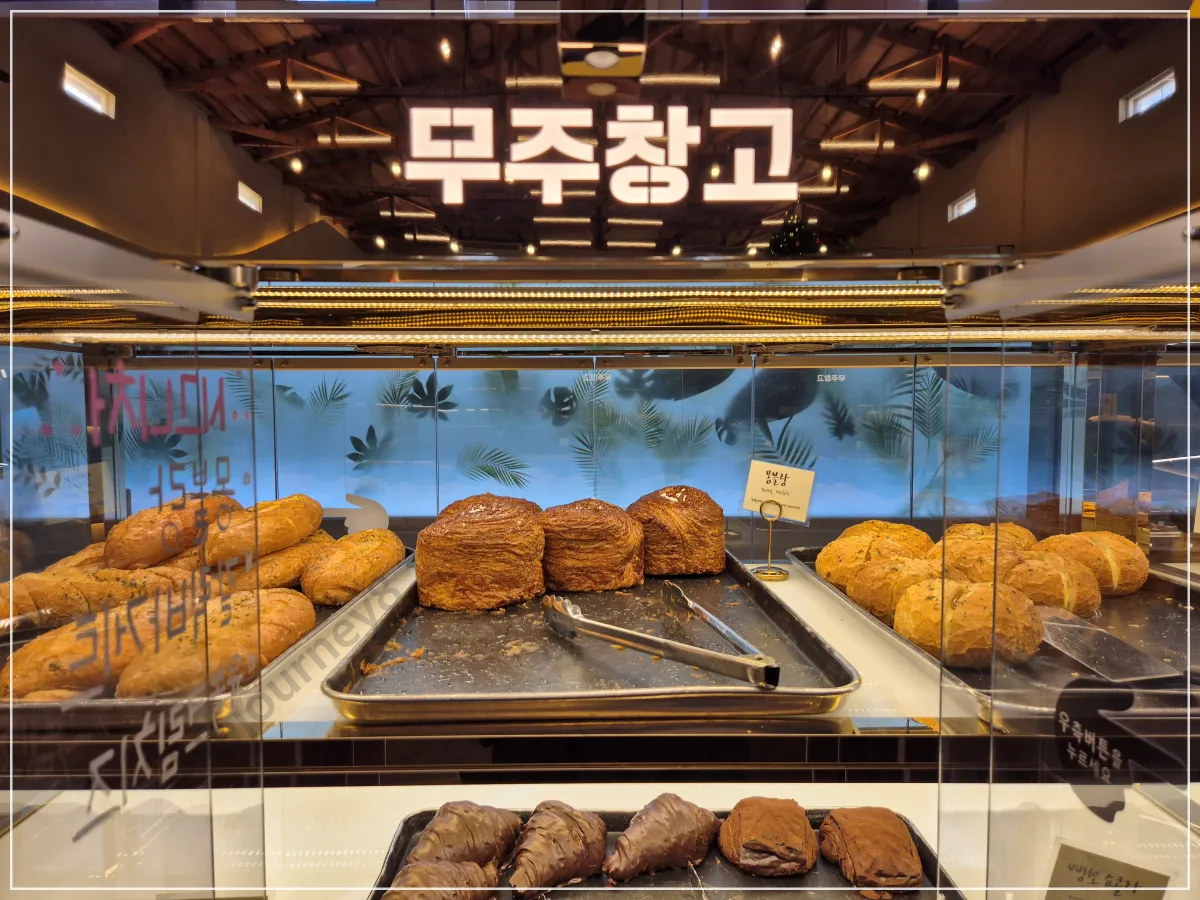 무주창고-진열대-갈릭바게트-몽블랑-육쪽크림빵-초코크로와상-뺑오쇼콜라