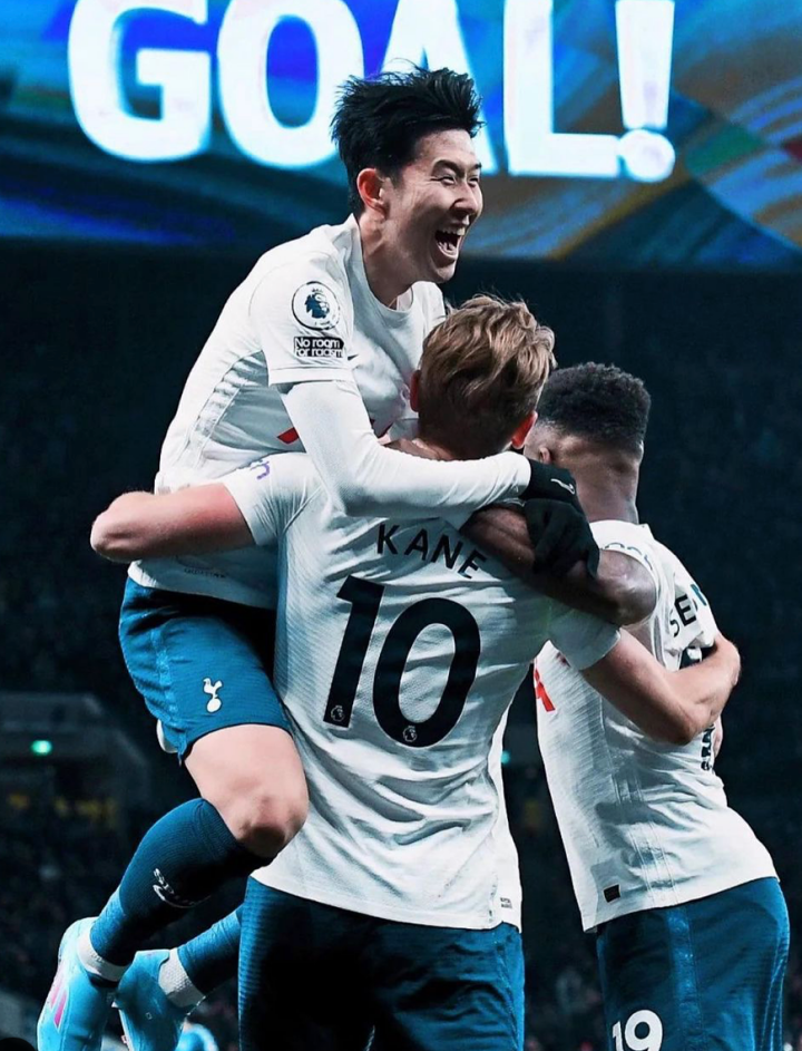 손흥민이-골을-넣고-팀동료들과-세리머니를-하는-사진