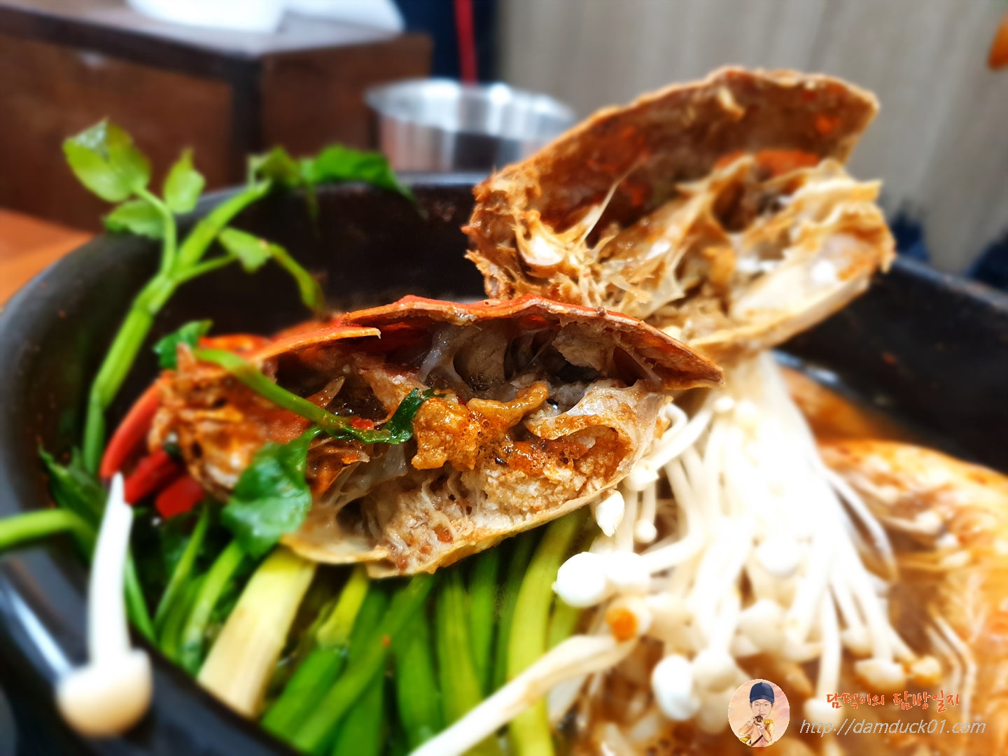 원조봉순게장의 꽃게해물뚝배기에 들어 있는 게 한 마리