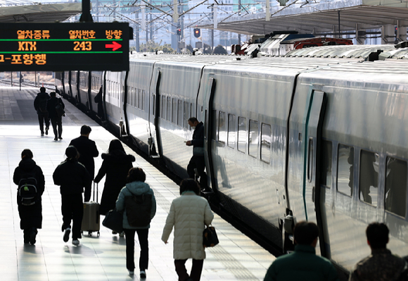 서울역에서 무궁화호가 정차 중인 KTX를 접촉하는 사고가 발생했다. 본 기사와 무관한 사진. [사진=뉴시스]