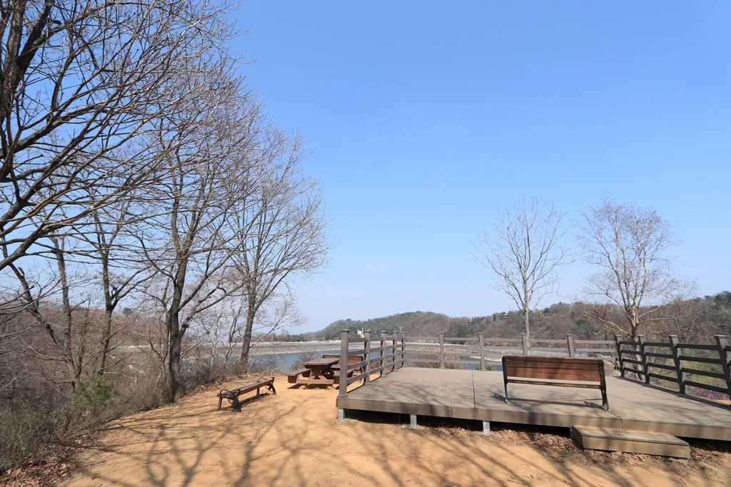 호명호수를 바라보는 전망대 전경 사진.