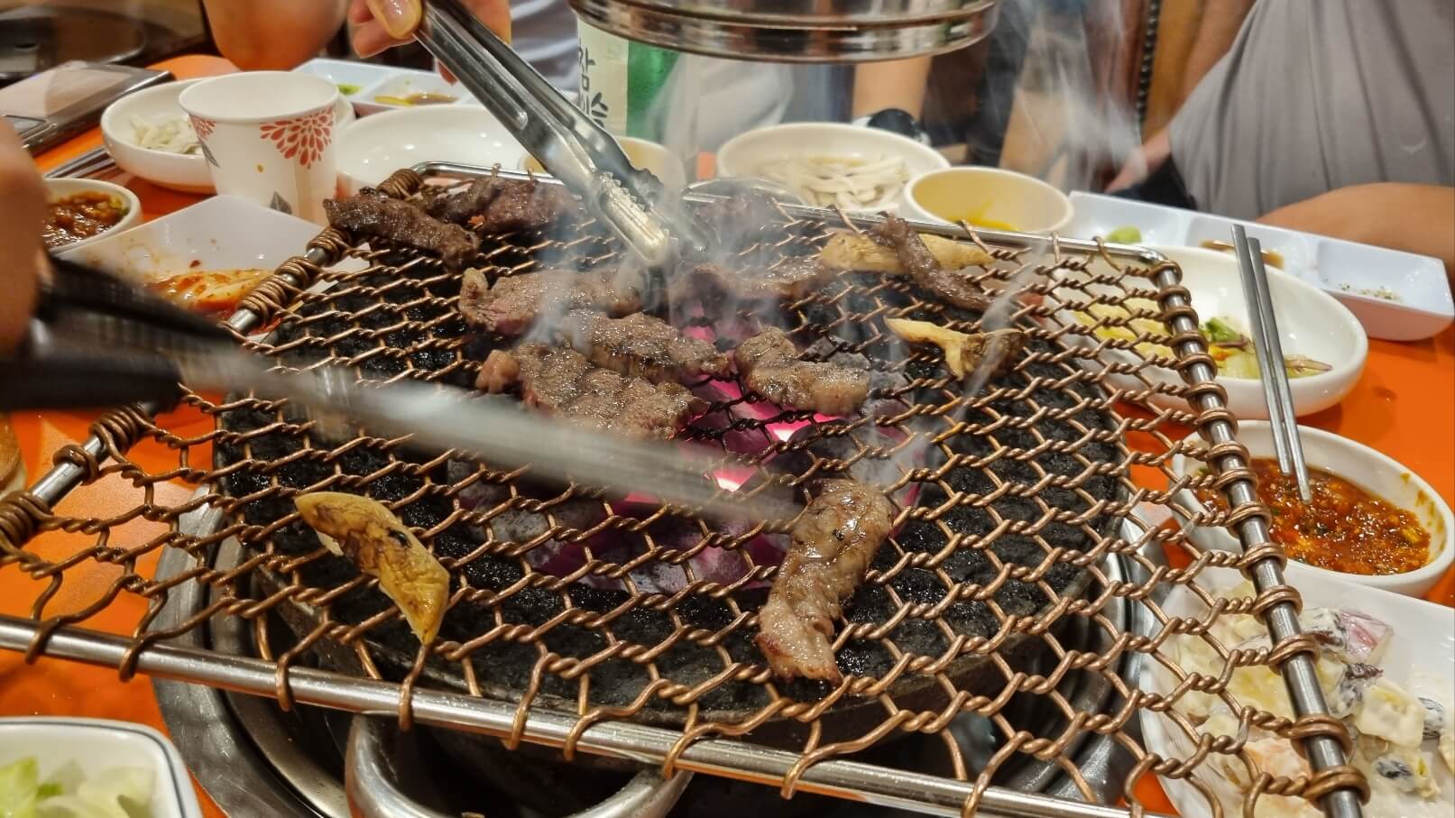 한우-모듬구이-시식2