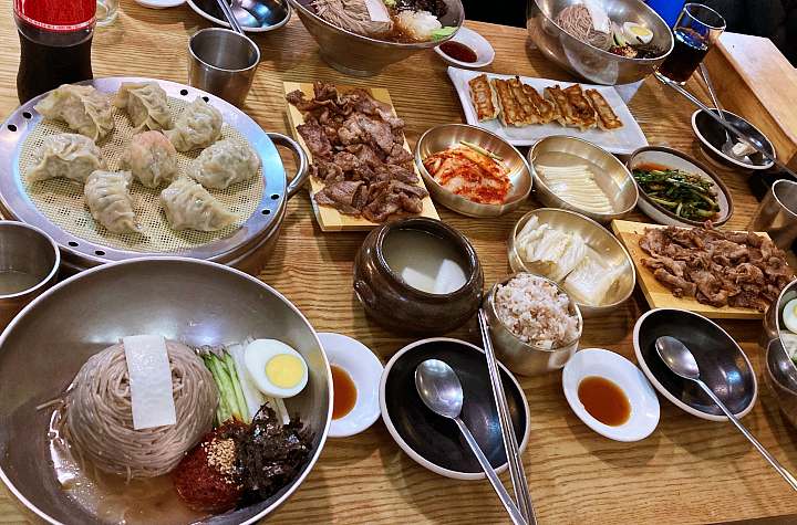 식객 허영만 백반기행 박은영 편 메밀칼국수 메밀밥 봄동 겉절이 메밀 새우 교자 만두 관악 신림 맛집 소개