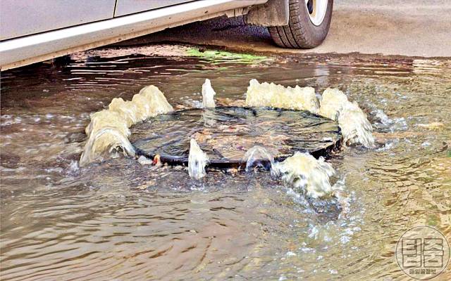 맨홀 뚜껑 열림 전조현상 사고