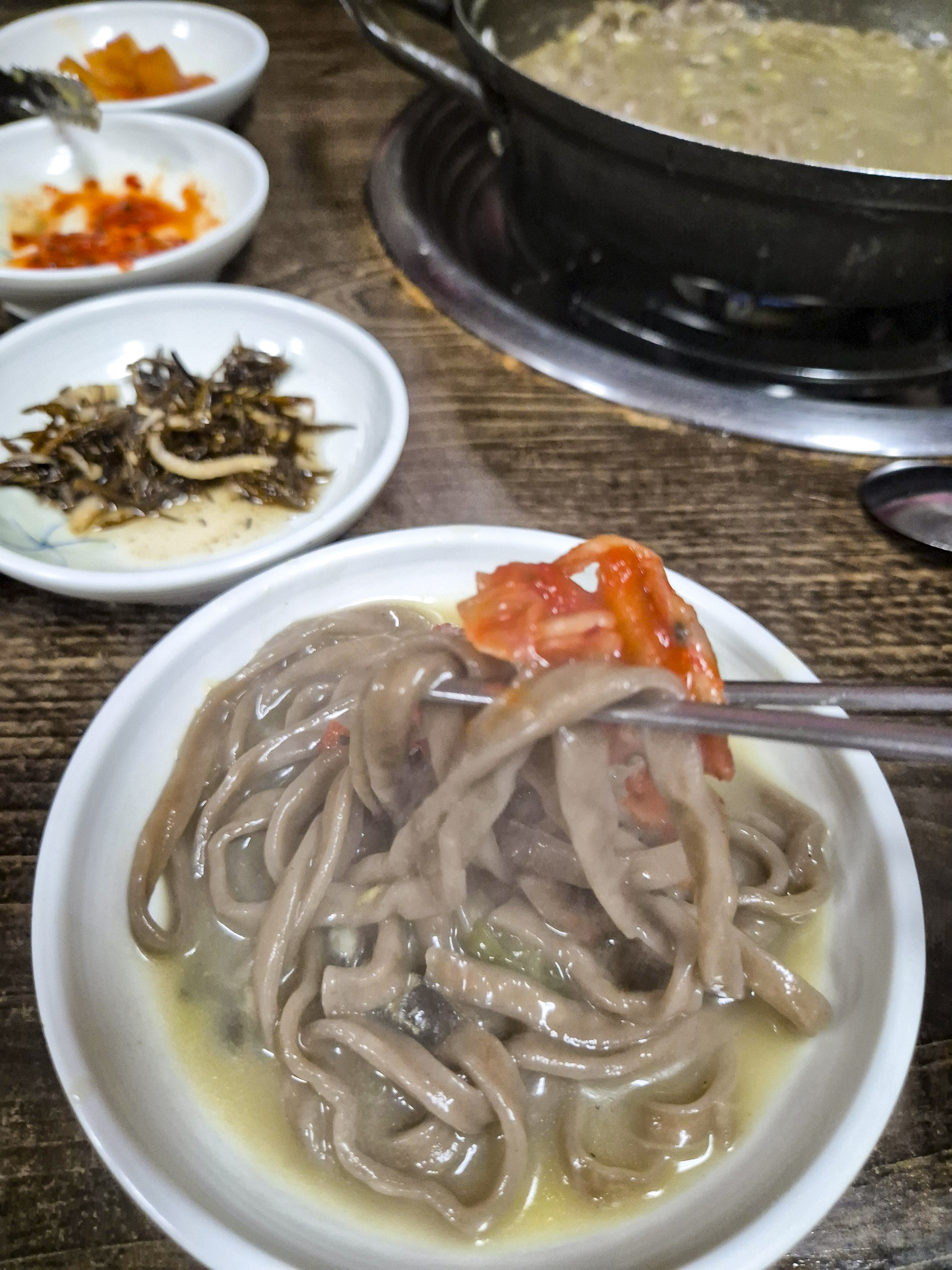 김치와 함께 즐기는 보말 칼국수