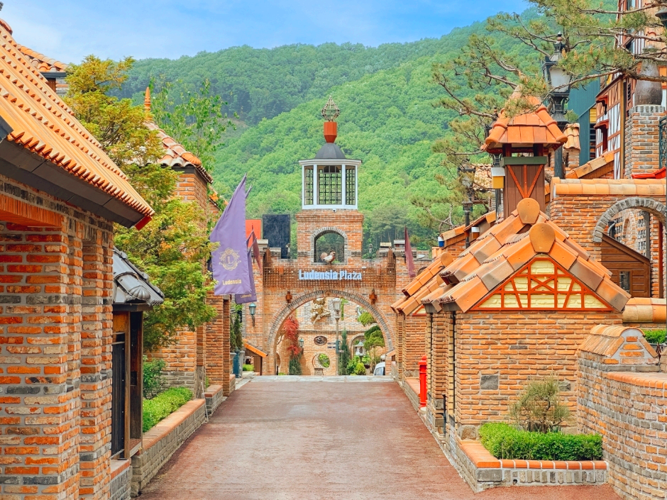 빨간 벽돌로 지어진 집들이 있다.