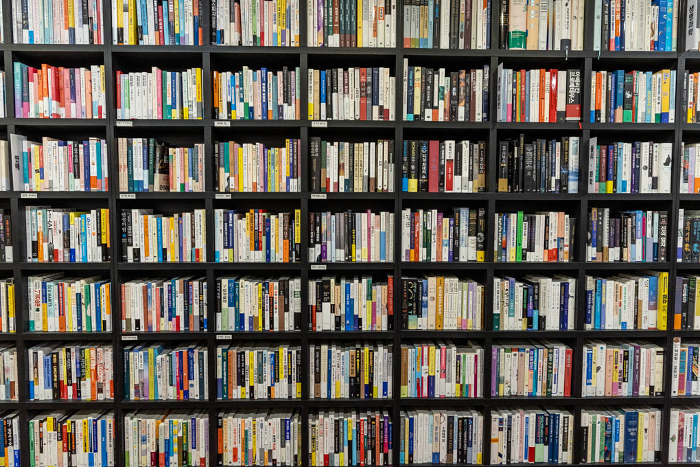 다양한-책들이-들어찬-책장의-모습
