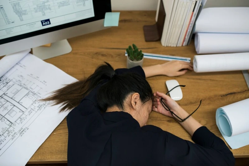 회사 책상에 엎드려 자는 여성