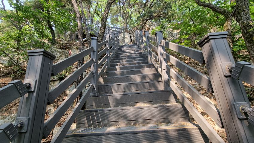 급경사를 오르는 목재 데크계단