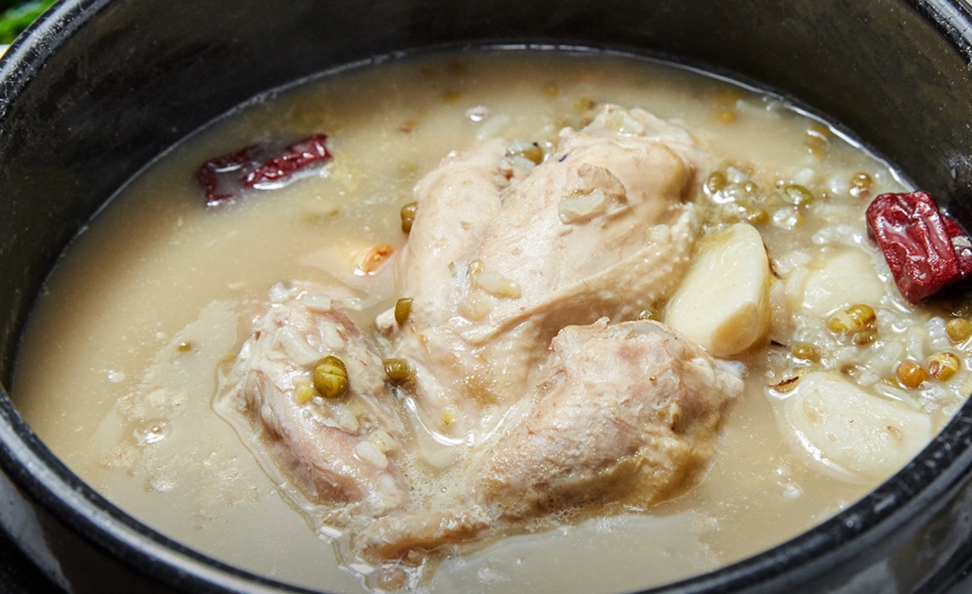 녹두 삼계탕 하나로 승부하는 집이에요