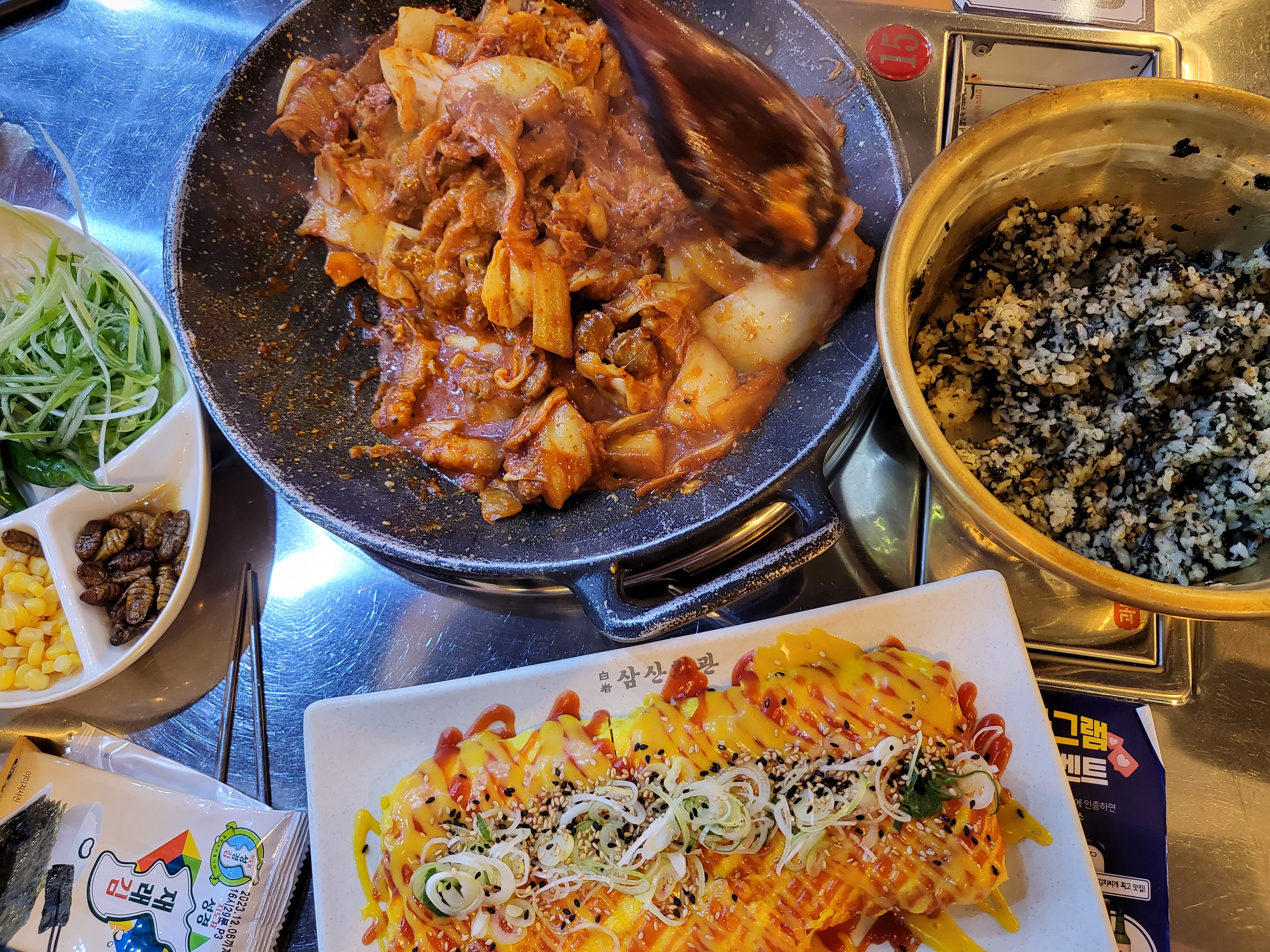 치즈사리에 볶은 돼지김치구이와 계란말이 주먹밥 셋팅완료