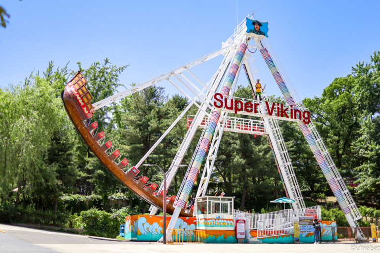 서울중심에있는 어린이대공원은 광할환 녹지와 산책로 동물원 식물원 놀이기구등 의 즐길거리와 휴식처이다. 교통도 편하고 무료 입장이고 상상나라와같은 교욱적인 체험관도 있어 늘 사랑받는 장소이다.