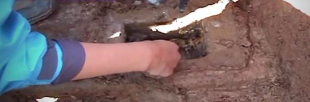 목탑지에 사리함 발견모습