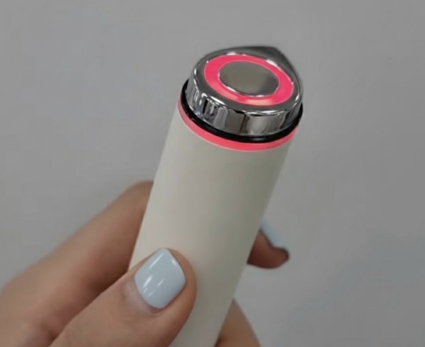 메디큐브 부스터프로 미니 플러스 빨간색 LED 작동 모습